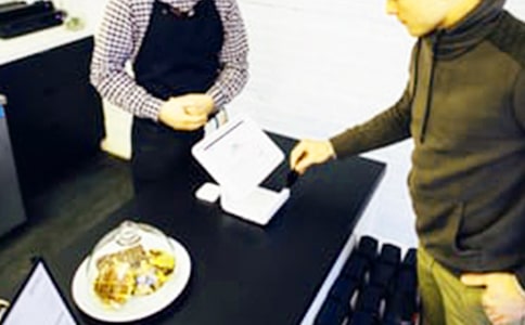 《招待小客人》中班主題教案